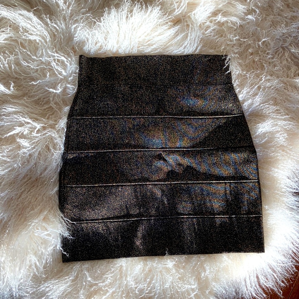 Fitted black and gold body con mini skirt.